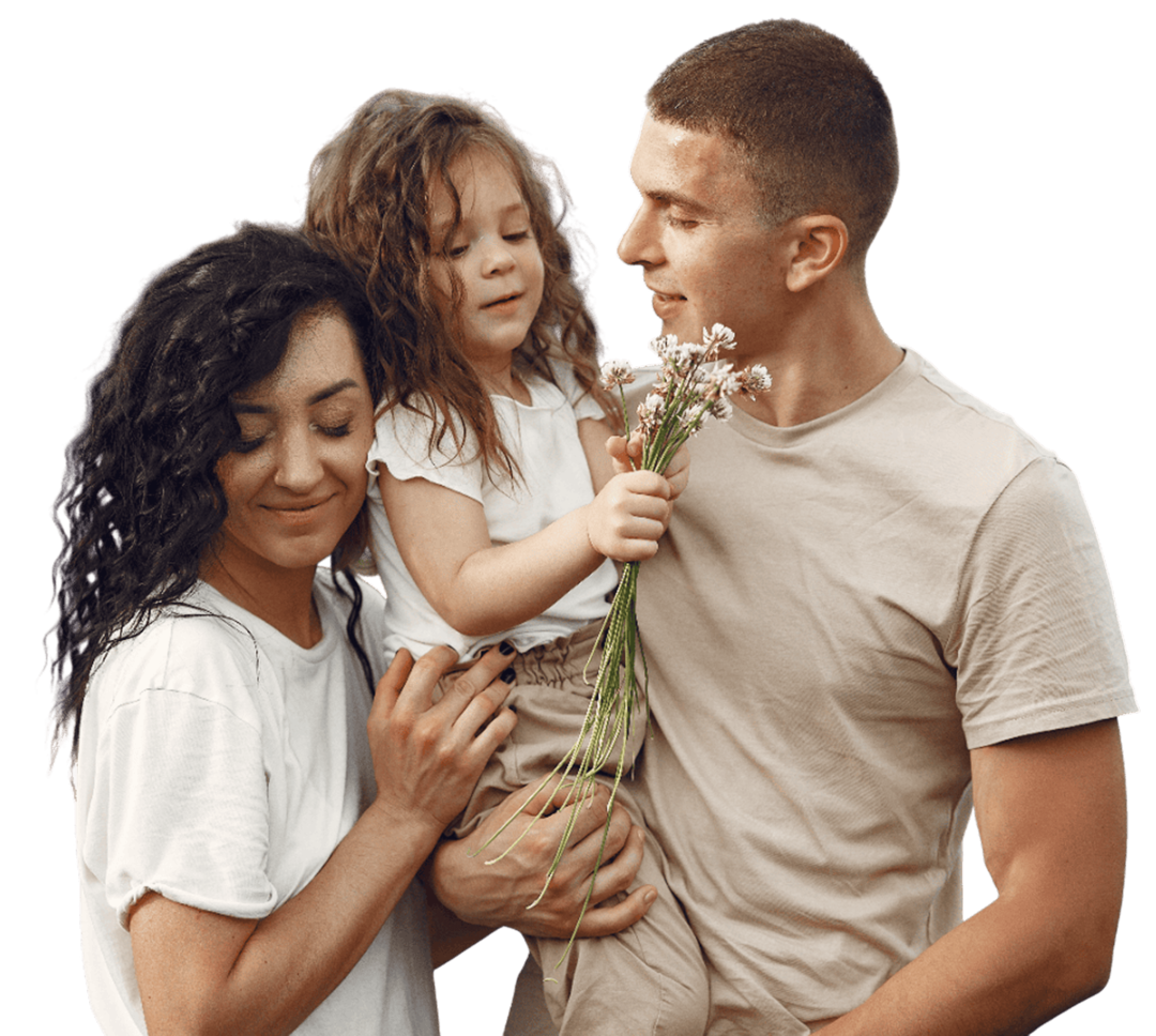 Familia, com pai mãe e filha se abraçando